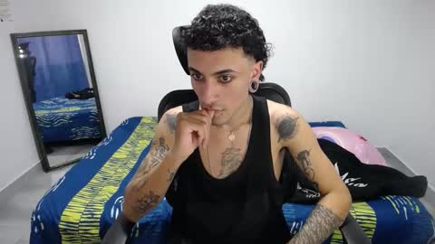 Snapshot of present_the_magic chatting on 21, 11, 2025 Plux online show from 21, 11, 2025