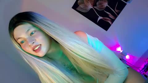 Snapshot of pretty_little_baby28 chatting on 8, 10, 2025 Flor online show from 8, 10, 2025