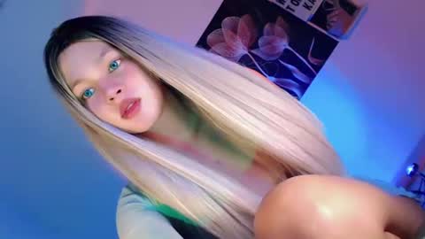 Snapshot of pretty_little_baby28 chatting on 19, 10, 2025 Flor online show from 19, 10, 2025