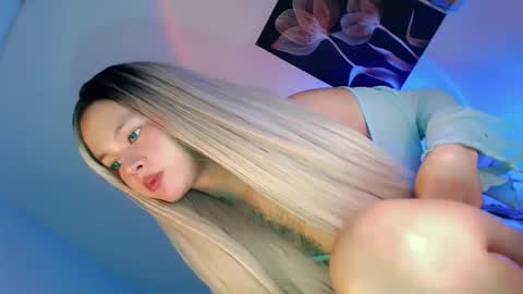 Snapshot of pretty_little_baby28 chatting on 20, 10, 2025 Flor online show from 20, 10, 2025