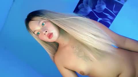 Snapshot of pretty_little_baby28 chatting on 22, 10, 2025 Flor online show from 22, 10, 2025