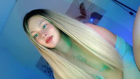 Snapshot of pretty_little_baby28 chatting on 1, 11, 2025 Flor online show from 1, 11, 2025
