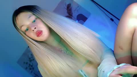 Snapshot of pretty_little_baby28 chatting on 2, 11, 2025 Flor online show from 2, 11, 2025