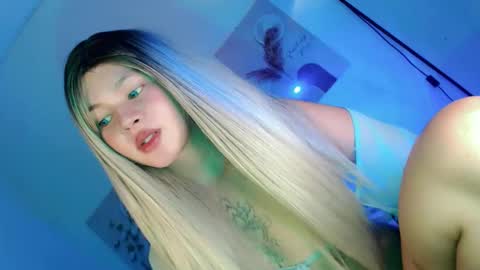 Snapshot of pretty_little_baby28 chatting on 4, 11, 2025 Flor online show from 4, 11, 2025