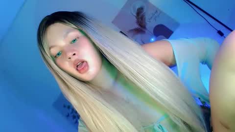 Snapshot of pretty_little_baby28 chatting on 5, 11, 2025 Flor online show from 5, 11, 2025