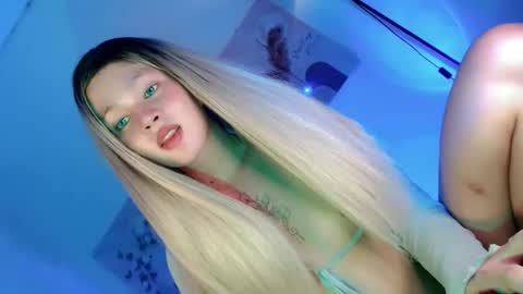 Snapshot of pretty_little_baby28 chatting on 7, 11, 2025 Flor online show from 7, 11, 2025