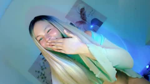 Snapshot of pretty_little_baby28 chatting on 10, 11, 2025 Flor online show from 10, 11, 2025