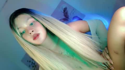 Snapshot of pretty_little_baby28 chatting on 13, 11, 2025 Flor online show from 13, 11, 2025