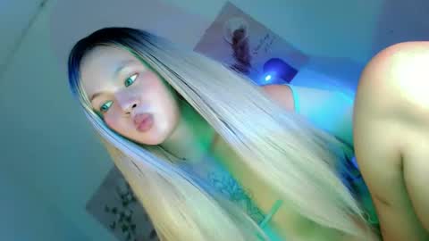 Snapshot of pretty_little_baby28 chatting on 14, 11, 2025 Flor online show from 14, 11, 2025