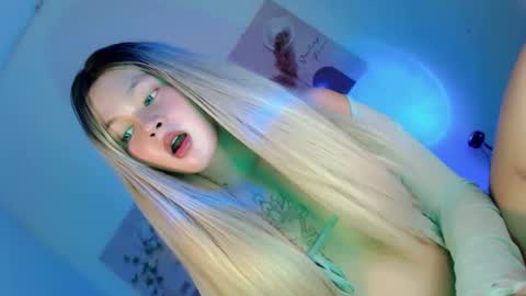 Snapshot of pretty_little_baby28 chatting on 16, 11, 2025 Flor online show from 16, 11, 2025