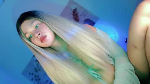 Snapshot of pretty_little_baby28 chatting on 16, 11, 2025 Flor online show from 16, 11, 2025