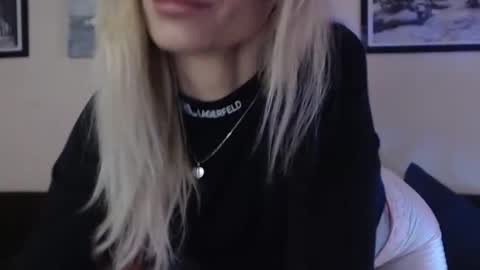 Snapshot of prettyalmaa chatting on 25, 2, 2025 Alma online show from 25, 2, 2025