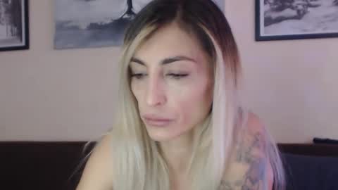 Snapshot of prettyalmaa chatting on 1, 3, 2025 Alma online show from 1, 3, 2025