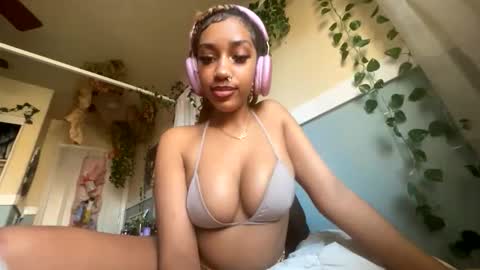 Snapshot of prettyblackgal chatting on 23, 11, 2025 prettyblackgal online show from 23, 11, 2025