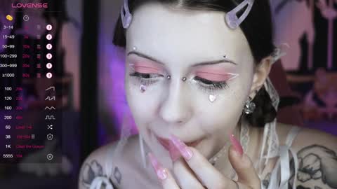 Snapshot of prettybones chatting on 1, 1, 2025 Violet online show from 1, 1, 2025