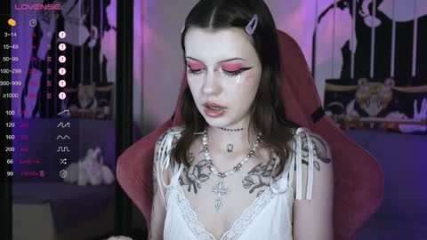 Snapshot of prettybones chatting on 4, 1, 2025 Violet online show from 4, 1, 2025