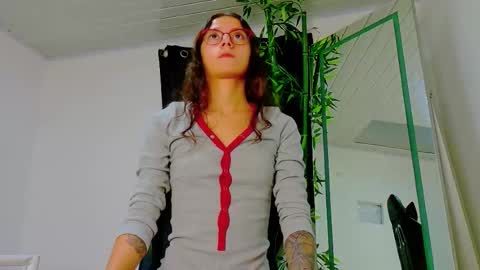 Snapshot of prettybunnies08 chatting on 14, 11, 2025 Enzo Denis online show from 14, 11, 2025