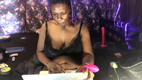 Snapshot of qnibee chatting on 2, 11, 2025 qnibee online show from 2, 11, 2025