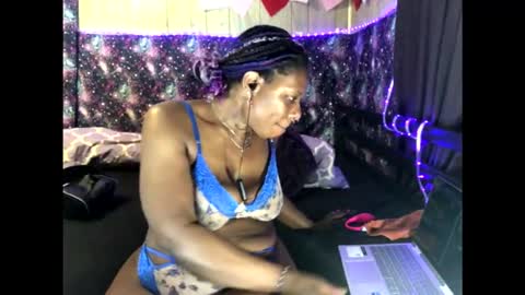 Snapshot of qnibee chatting on 4, 11, 2025 qnibee online show from 4, 11, 2025