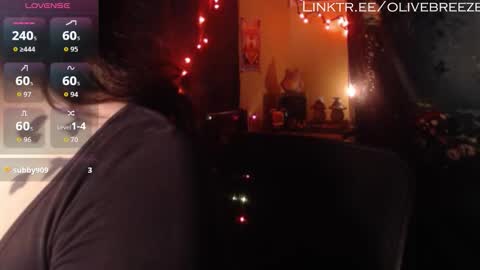 Snapshot of qtolive chatting on 7, 11, 2025 Olive TheyThem online show from 7, 11, 2025