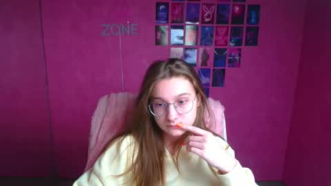 Snapshot of queen_amelie chatting on 2, 3, 2026 Amelie online show from 2, 3, 2026