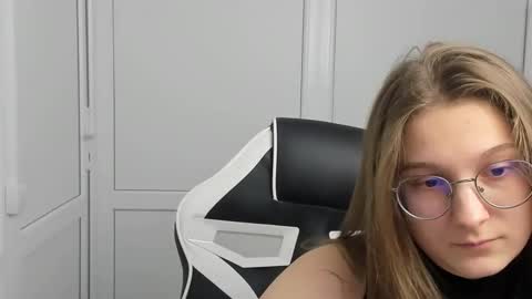 Snapshot of queen_amelie chatting on 24, 3, 2026 Amelie online show from 24, 3, 2026