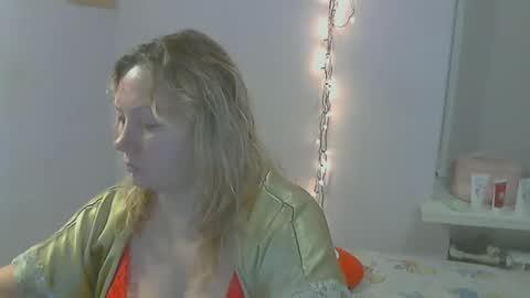 Snapshot of queen_jane8 chatting on 8, 12, 2024 queen_jane8 online show from 8, 12, 2024
