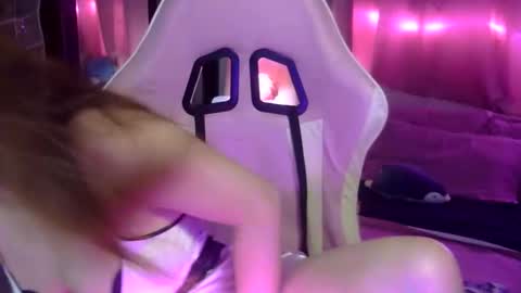 Snapshot of queen_kur chatting on 5, 11, 2025 QueenHennessy online show from 5, 11, 2025