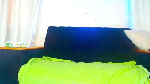 Snapshot of queen_zoe01 chatting on 14, 12, 2025 queen_zoe01 online show from 14, 12, 2025