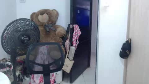 Snapshot of queeniediana chatting on 19, 12, 2025 queeniediana online show from 19, 12, 2025