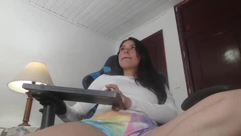 Snapshot of queenpink777 chatting on 30, 9, 2025 Rose online show from 30, 9, 2025