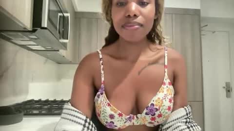 Snapshot of queenquinn27 chatting on 27, 11, 2025 Queenquinn online show from 27, 11, 2025