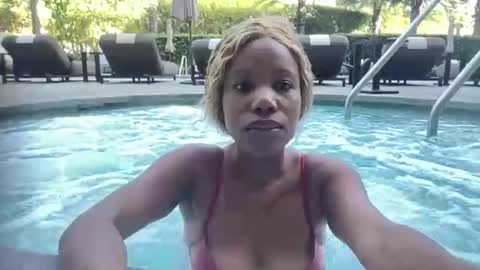 Snapshot of queenquinn27 chatting on 27, 11, 2025 Queenquinn online show from 27, 11, 2025