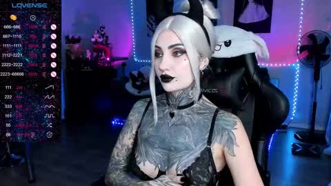 Snapshot of rachelqueen_ chatting on 4, 11, 2025 Miko Pleasee help me get 100 likes online show from 4, 11, 2025