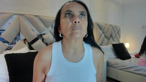Raquel Moore  online show from 25, 1, 2025