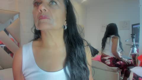 Raquel Moore  online show from 7, 2, 2025