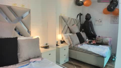 Raquel Moore  online show from 15, 10, 2025