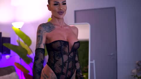 Raquelle online show from 23, 11, 2025