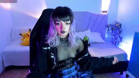 Snapshot of ravencollen chatting on 5, 11, 2025 ravencollen online show from 5, 11, 2025