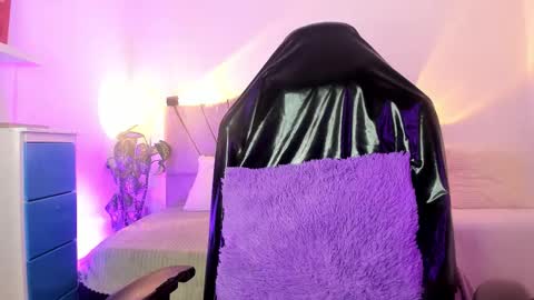 Snapshot of ravencollen chatting on 17, 11, 2025 ravencollen online show from 17, 11, 2025