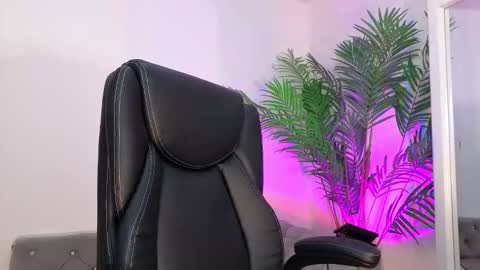 Alina Cruz online show from 4, 11, 2025