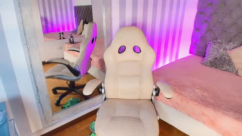 Snapshot of rebeca_cortez1 chatting on 12, 1, 2025 I invite you to my birthday on November 3th online show from 12, 1, 2025