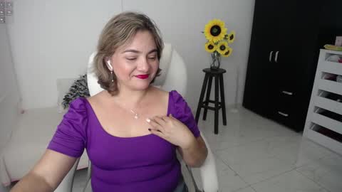 Snapshot of rebeca_milf chatting on 4, 2, 2025 REBECA online show from 4, 2, 2025