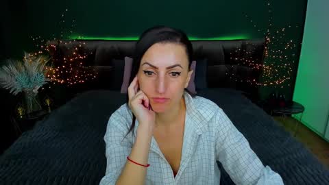 Snapshot of rebecca_diamonds chatting on 5, 3, 2025 rebecca_diamonds online show from 5, 3, 2025
