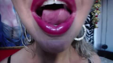 Snapshot of redroomxx chatting on 22, 11, 2025 MIA online show from 22, 11, 2025