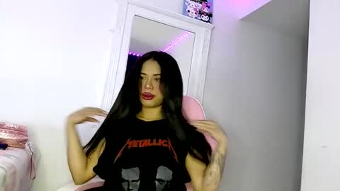 Snapshot of reina_reina chatting on 2, 12, 2025 reina_reina online show from 2, 12, 2025