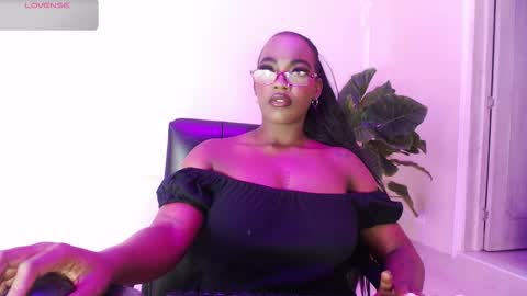 Snapshot of reinamiah chatting on 2, 11, 2025 Miah online show from 2, 11, 2025