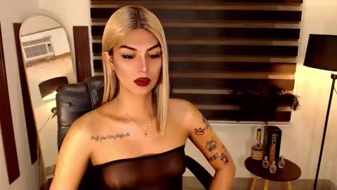 Snapshot of ririmoorets chatting on 10, 10, 2025 riri online show from 10, 10, 2025