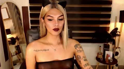 Snapshot of ririmoorets chatting on 17, 11, 2025 riri online show from 17, 11, 2025