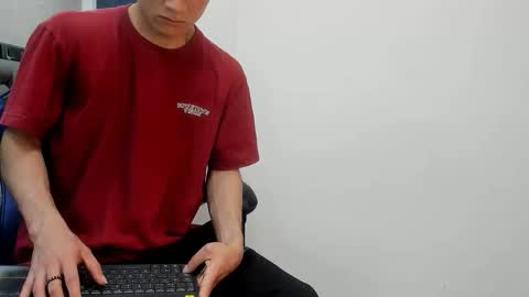 Snapshot of roan_birkin chatting on 19, 10, 2025 Roan Birkin online show from 19, 10, 2025